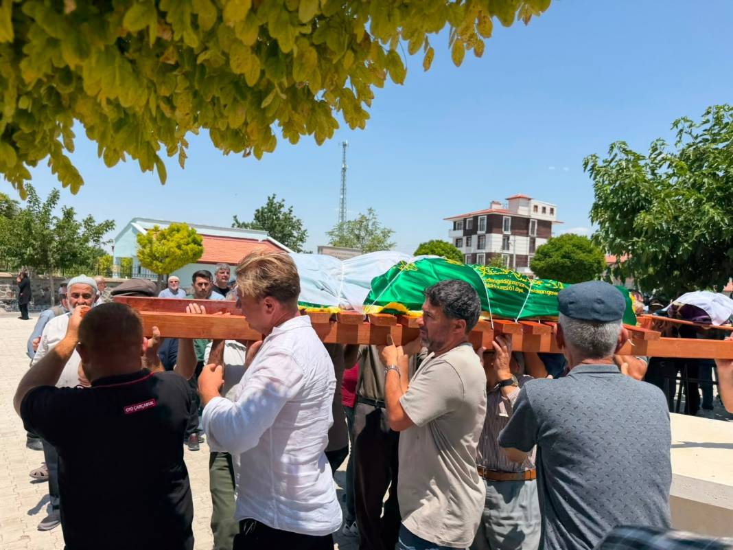 Konya'da boğazları kesilerek öldürülen anne-kıza acı veda! 3